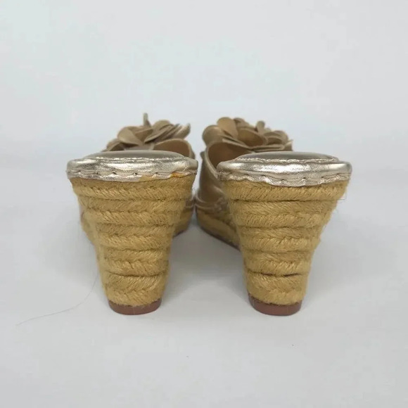 Born Wedgie Metallic Gold Sandals Leather 3D Flower Applique sz 9 - Picture 3 of 8